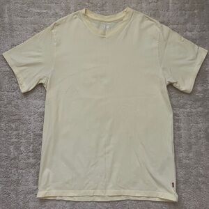 Levi’s Essential Yellow Tee